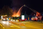 Unterstützt wurden sie dabei von einem Wasserwerfer der Autodrehleiter. (Bild: Dani Hegglin/FFZ)