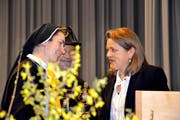 Dreimal Äbtissin Imelda; als Alphornbläserin, auf ihrem neuen Mountainbike und im Gespräch mit der designierten Frau Landammann Heidi Z’graggen. (Bilder Robert Zehnder/Bruno Arnold)