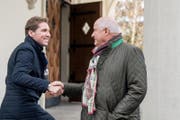 Der ehemalige FCL-Spieler Adrian Knup (links) und der ehemalige FCL-Präsident Walter Stierli begrüssen sich an der Beerdigung von Friedel Rausch. (Bild: Nadia Schärli (Horw, 27. November 2017))
