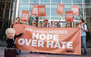 «Holland wählt Hoffnung statt Hass», freuen sich diese Demonstranten in Den Haag. (Bild: Daniel Reinhardt/DPA (16. März 2017))