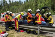 Pioniere der Feuerwehr setzen hydraulishce Rettungsgeräte ein. (Bild: PD / FFZ)