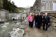 Andermatt ist sicher vor Hochwasser (von links): Marie-Louise Gähwiler (Landeigentümerin), Herbert Duss (Projektleiter beim Amt für Tiefbau), Yvonne Baumann (Gemeindevizepräsidentin), Baudirektor Markus Züst und Hans Regli (Talammann). (Bild PD)