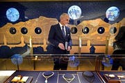 Im April 2016 präsentiert Bucherer in Luzern die neu gestalteten Verkaufsräume. Im Bild Verkaufsleiter Urs Kissling vor einer Schmuckvitrine. (Bild: Nadia Schärli / LZ)