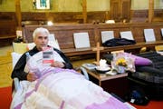 Im Hungerstreik: der reformierte Pfarrer Daniel Fatzer vergangenen Freitag in der Kirche Saint-Laurent in Lausanne. (Bild: Keystone/Manuel Lopez)