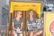 Lea Meier (links) und Fiona Schirinzi beim «Täfele» (Nachführen der Resultattafeln) im Strandkorb. (Bild: Boris Bürgisser (LZ) (Luzerner Zeitung))