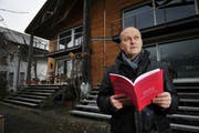 Hat den Ärger dokumentiert und niedergeschrieben: Hanspeter Durrer vor seinem Haus in Wilen. (Bild: Corinne Glanzmann / Neue OZ)