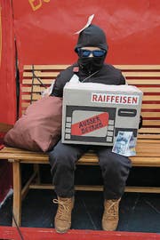 Romeo Engeler (9), Sursee: «Die Idee kam uns beim Skifahren. Da trugen wir wegen der Kälte immer eine Sturmmaske. Mit dieser sahen wir aus wie Diebe. Der Aufwand hat sich gelohnt: Die Leute fragen uns entweder um Geld oder springen vor uns davon.»