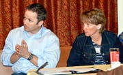 Gemeindepräsidentin Karin Kayser und Bauchef Anton Zimmermann erbitten von den Anwohnern des Wanderweges (Bild links) Lösungsvorschläge. (Bilder PD/Romano Cuonz)