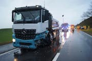 Der Lastwagen wurde bei der Kollision stark beschädigt. (Bild: Zuger Polizei (Menzingen, 22. Januar 2018))