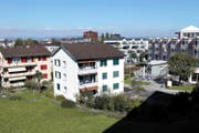 Auf dem Gebiet im Vordergrund soll als Erweiterung zum Alterszentrum Dreilinden (rechts im Bild) ein Neubau der Gemeinde Risch Immobilien AG errichtet werden. (Bild Werner Schelbert)