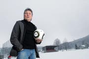 Der Trainer Martin Andermatt - hier mit Fussballplatz Lättich im Hintergrund - wird Berater beim FC Baar. (Bild Werner Schelbert / Neue ZZ)