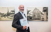 Staatsarchivar Jürg Schmutz präsentiert sein Buch über die Gemeindefusionen im Stiftstheater Beromünster. (Bild: Nadia Schärli (7. November 2017))