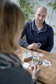 Ein Erfinder am Werk: Gregor Moser (36) spielt bei sich zu Hause in Schenkon eine Partie «Rhombus». (Bild Pius Amrein)