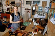 Handarbeit ist gefragt: Agnes Murmann (24) in ihrer kleinen Manufaktur in Kriens, wo sie Lederwaren wie Portemonnaies oder Uhrenbänder herstellt. (Bild Eveline Beerkircher)