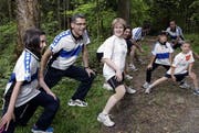 Peter Hausherr, Gemeindepräsident von Rotkreuz, trainiert mit der Bevölkerung anlässlich des «Fit4Zug». (Bild: Werner Schelbert)