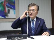 Südkoreas Präsident Moon Jae am Apparat: Die Telefonleitung zwischen Nord- und Südkorea soll wieder geöffnet werden. (Archivbild) (Bild: KEYSTONE/EPA YNA/YONHAP)