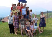 Die 14 Schüler mit ihrer Lehrerin Marta Infanger (rechts) sowie Bertha Britschgi und Hanny Durrer (v.l.). (Bild Bea Zai/Neue OZ)