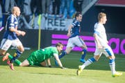 Dimitar Rangelov (2. von rechts) hat soeben den entscheidenden Treffer für den FCL beim Sieg über den FC Zürich erzielt. (Bild: Keystone / Sigi Tischler)