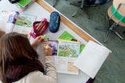 Eine Surseer Schülerin im Englischunterricht. (Bild: Boris Bürgisser / Neue LZ)