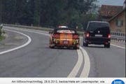 Das Leserreporter-Bild zeigt das Überholmanöver auf der A 8 bei Alpnachstad. (Bild: Screenshot «20 Minuten online»)