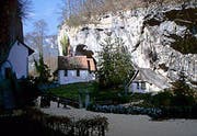Das zukünftig von Verena Dubacher bewohnte Häuschen (rechts), daneben die Kapelle St. Martin. (Bild pd)