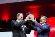Der Gewinner des Prix SVC Zentralschweiz 2016, Adrian Steiner, CEO der Thermoplan AG, links, erhält den Preis von Hans-Ulrich Müller, SVC Präsident. (Bild: Keystone)