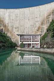Der Stausee Zervreila GR mit seiner 151 Meter hohen Bogenstaumauer. Der See erlaubt, die Sommerzuflüsse des Valser Rheins oberhalb der Sperrstelle zu speichern. (Bild: Christian Beutler/Keystone)
