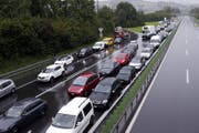 Fahrzeug reiht sich an Fahrzeug. (Bild: Werner Schelbert/ZZ, 24. August 2017)
