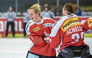 Geschafft: Die Luzernerin Lara Stalder und Torhüterin Florence Schelling feiern nach dem 4:1-Sieg über die Tschechische Republik die Qualifikation für die Olympischen Spiele in Pyoengchang 2018. (Bild: Andy Müller/Freshfocus (Arosa, 12. Februar 2017))