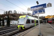 Ausfahrt des neuen Niederflurtriebzugs aus dem Bahnhof Wolhusen (linkes Bild). Zuvor nahm Lokführer Philipp Heil (links) die Geschenke von Josef Auchli, Leiter der Arbeitsgruppe Verkehr, entgegen. (Bilder Roger Grütter)