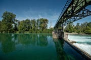 Künftig ist das Baden auch oberhalb der Wehranlage Rathausen verboten. (Bild Pius Amrein)