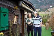 Sie haben den Campingplatz Thorbach in Flühli zu ihrem Zuhause gemacht: Fritz (76) und Uschi Kobel (74) leben seit acht Jahren in ihrem Mobilheim. (Bild Manuela Jans-Koch)