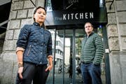Die ehemaligen Angestellten Nini Vu und Guido van Hoof vor dem Lokal The Kitchen. Bild: Philipp Schmidli (Luzern, 20. September 2016)