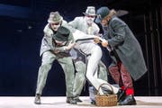 Von links: Wladimir (Christian Baus), Estragon (Jörg Dathe) und Pozzo (Samuel Zumbühl) bändigen den Diener Lucky (Andreas Herrmann). (Bild: Luzerner Theater/Ingo Höhn)