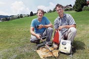 Felix (links) und Reto Speerli mit der Ausrüstung für die «Weltraummission». (Bild: Werner Schelbert (Oberägeri, 23. Juni 2017))