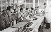 Arbeiter in der Montageabteilung im Jahr 1946. (Bild: Archiv für Zeitgeschichte (ETH Zürich)/Verein Industriepfad Lorze)