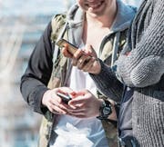 Eine App soll Jugendliche dazu animieren, sich um ihre Vorsorge zu kümmern. (Bild: Christian Beutler/Keystone)