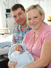 Familienglück unter besonderen Umständen: Julia und David Gartenbach mit Baby Pino im Kantonsspital Sursee. (Bild Schweizer Paraplegiker-Stiftung)