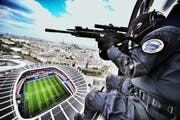 Bewaffnete Grenadiere in einem Armeehelikopter während einer Notfallübung vom Mai. Das Bild entstand über dem Stadion Parc des Princes in Paris. (Bild: Freshfocus/Franck Seguin)