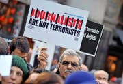 Türkische Journalisten forderten am Samstag in Istanbul die Freilassung ihrer Kollegen. (Bild: AP/Omer Kuscu)