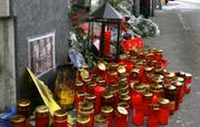 Kerzen am Tatort in Kriens. (Bild Chris Iseli/Neue LZ)