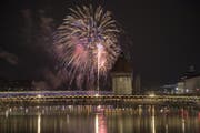 Das Feuerwerk am Neujahrstag über der Kapellbrücke in Luzern. (Bild: KEYSTONE/Urs Flüeler)