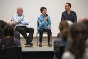 Maximilan Janisch (Mitte) mit seinem Vater Thomas Drisch (links) und dem Regisseur Nicolas Greinacher. (Bild: Patrick Hürlimann (Zug, 16. März 2017))