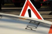 Beim Unfall kam eine Frau ums Leben, die beiden Fahrzeuglenker wurden verletzt. (Symbolbild Neue LZ)