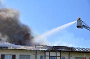 Die Feuerwehr bekämpfte die Flammen auch von oben. (Bild: zVg. Martin Müller, Höfner Volksblatt)