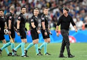 Joachim Löw (rechts), der Coach des deutschen Nationalteams, verlässt nach verlorenem Halbfinalspiel das Feld. (Bild: AP/Martin Meissner)