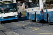 In Kriens sollen Busse künftig vermehrt auf der Strasse statt in Busbuchten halten - so wie es an der Bushaltestelle Stampfeli im Obernau bereits heute der Fall ist. (Bild: Pius Amrein / Neue LZ)