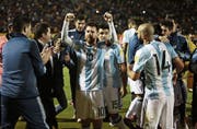Lionel Messi (Nr. 10) jubelt 2850 Meter über dem Meer. (Bild: José Jacome/Keystone (Quito, 10. Oktober 2017))