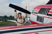 Der Trienger Flugfeldbetreiber Bruno Müller startet seine Kunstflugmaschine. (Archivbild Roger Grütter/Neue LZ)