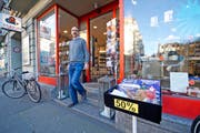 Geschäftsführer Beat Donnini kurz vor Weihnachten im Eingang zu seiner Papeterie beim Bundesplatz in Luzern. (Bild Dominik Wunderli)